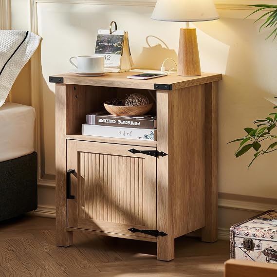 Joaxswe Boho Fluted Nightstand for Bedroom, 18" Rustic Night Stand with Charging Station & USB Port, Modern Accent Bedside Tables with Open Storage Shelf & Door, Wood End Table for Home, Natural Oak
